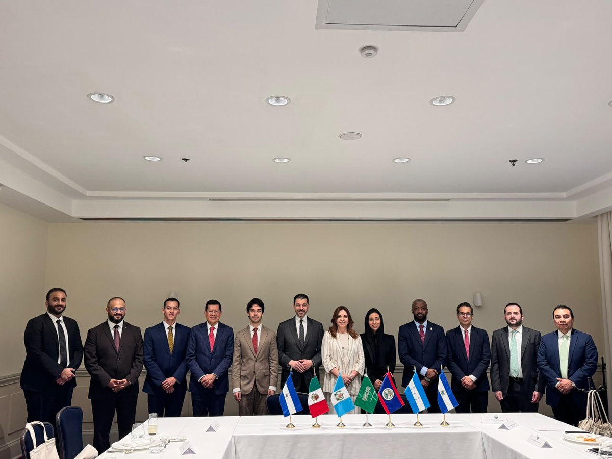 KsaEmbassyMX's tweet photo. En la sede de la Secretaría de Relaciones Exteriores de México @SRE_mx se celebró una reunión ampliada del equipo de Expo, presidida por el Sr. Mulhim Al-Bakri, Director Ejecutivo de Gestión de Grupos de Interés de la empresa Expo @Expo2030Riyadh Asimismo, asistió, en representación de la Embajada, el jefe de la Sección Económica y Cultural, Sr. Abdulmajid Alhawsawi 🇸🇦 y por la parte amiga de México participaron el Sr. Frid Hannan , Director de la Diplomacia Económica de la SRE de México, y el Embajador Aníbal Gómez, Director General para Asia Central, África y Oriente Medio de la misma @AgomeztII

Durante la reunión se presentó un  informe sobre el Reino como sede de la Expo 2030, ✨ destacando las prometedoras oportunidades que ofrece este evento en consonancia con el cumplimiento de los objetivos de la Visión Saudí 2030. Asimismo, se analizaron las oportunidades de participación de México 🇲🇽 en la Expo 2030, así como las vías para fortalecer la cooperación y la coordinación entre ambas partes. 

Tras la reunión, se ofreció un almuerzo en honor del Sr. Mulhim Al-Bakri y de la delegación que lo acompañaba, con la asistencia de los jefes de misión de los países concurrentes (Guatemala 🇬🇹, El Salvador 🇸🇻, Honduras 🇭🇳,  Nicaragua 🇳🇮 y Belice 🇧🇿). La ocasión constituyó una valiosa oportunidad para intercambiar puntos de vista y fortalecer la comunicación y la coordinación en torno a la participación de los países de la región en la Expo Riad 2030.