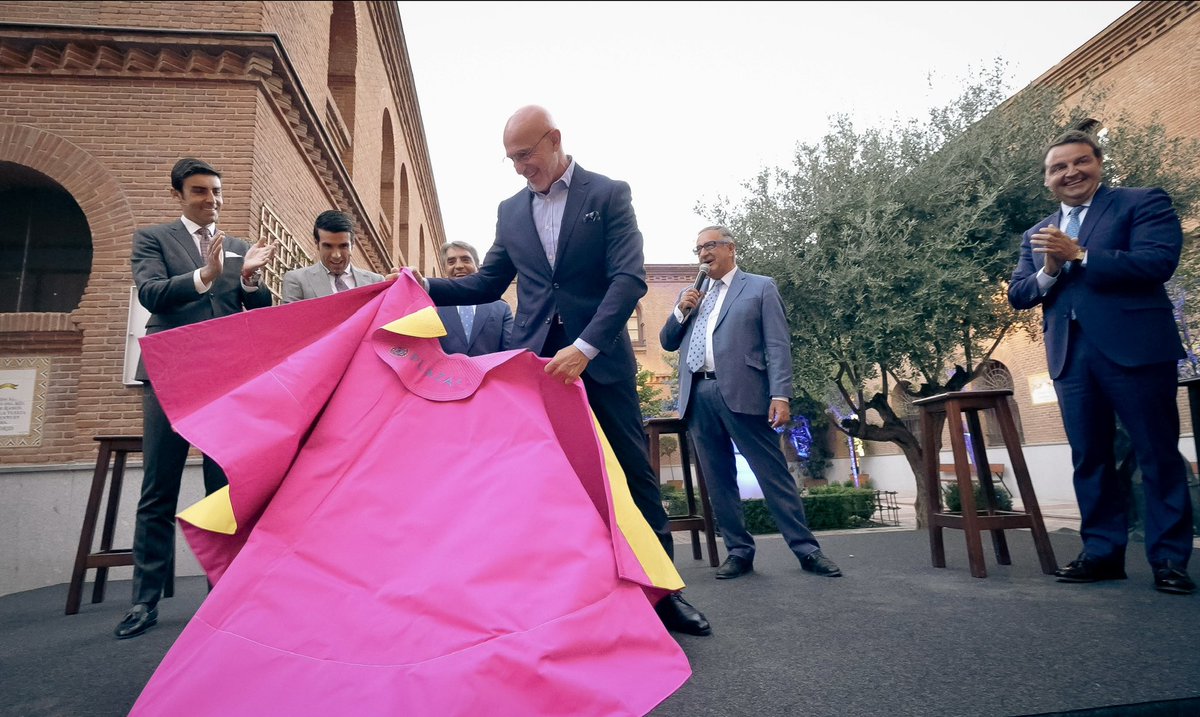 LasVentas's tweet photo. 🎩 Don 𝗟𝗨𝗜𝗦 𝗗𝗘 𝗟𝗔 𝗙𝗨𝗘𝗡𝗧𝗘. Un gran aficionado, orgulloso de nuestras raíces, que hoy ha llevado a 🇪🇸 𝗘𝗦𝗣𝗔𝗡̃𝗔 a ser  𝗖𝗔𝗠𝗣𝗘𝗢𝗡𝗔 𝗗𝗘𝗟 𝗠𝗨𝗡𝗗𝗢 y sumar su segunda estrella. ¡Enhorabuena! https://t.co/YhQVMM1ybU