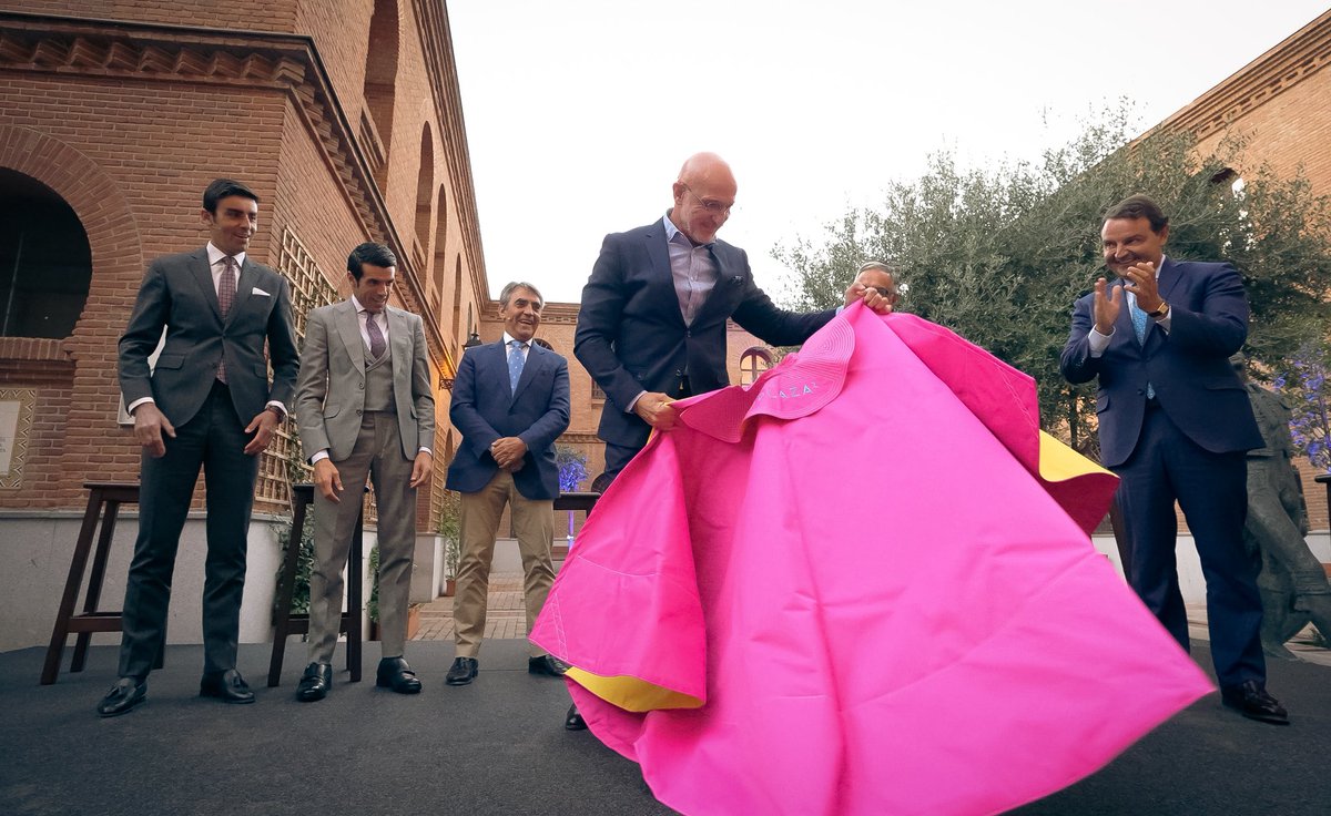 LasVentas's tweet photo. 🎩 Don 𝗟𝗨𝗜𝗦 𝗗𝗘 𝗟𝗔 𝗙𝗨𝗘𝗡𝗧𝗘. Un gran aficionado, orgulloso de nuestras raíces, que hoy ha llevado a 🇪🇸 𝗘𝗦𝗣𝗔𝗡̃𝗔 a ser  𝗖𝗔𝗠𝗣𝗘𝗢𝗡𝗔 𝗗𝗘𝗟 𝗠𝗨𝗡𝗗𝗢 y sumar su segunda estrella. ¡Enhorabuena! https://t.co/YhQVMM1ybU