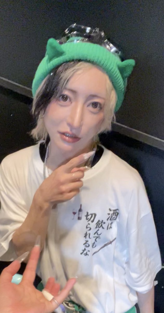 M29N79's tweet photo. 爪めっちゃ褒めてくれた🥹
最近かっこいい！って言ったら
最後決めポーズしてくれたけど
なんか違うやっぱり可愛い🫩💚
私的こぺが１番話しやすい✨️ https://t.co/nfK4Au9TRB