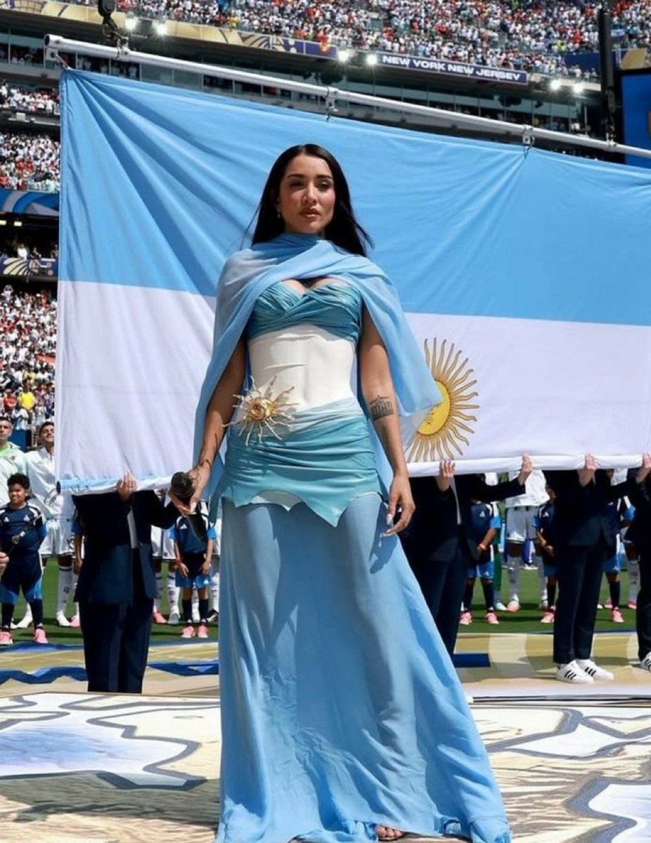 nom0leste's tweet photo. no se como explicarlo pero esta foto parece como si maria fuera la santa argentina🙏🏻 https://t.co/3TlzhLqUKP