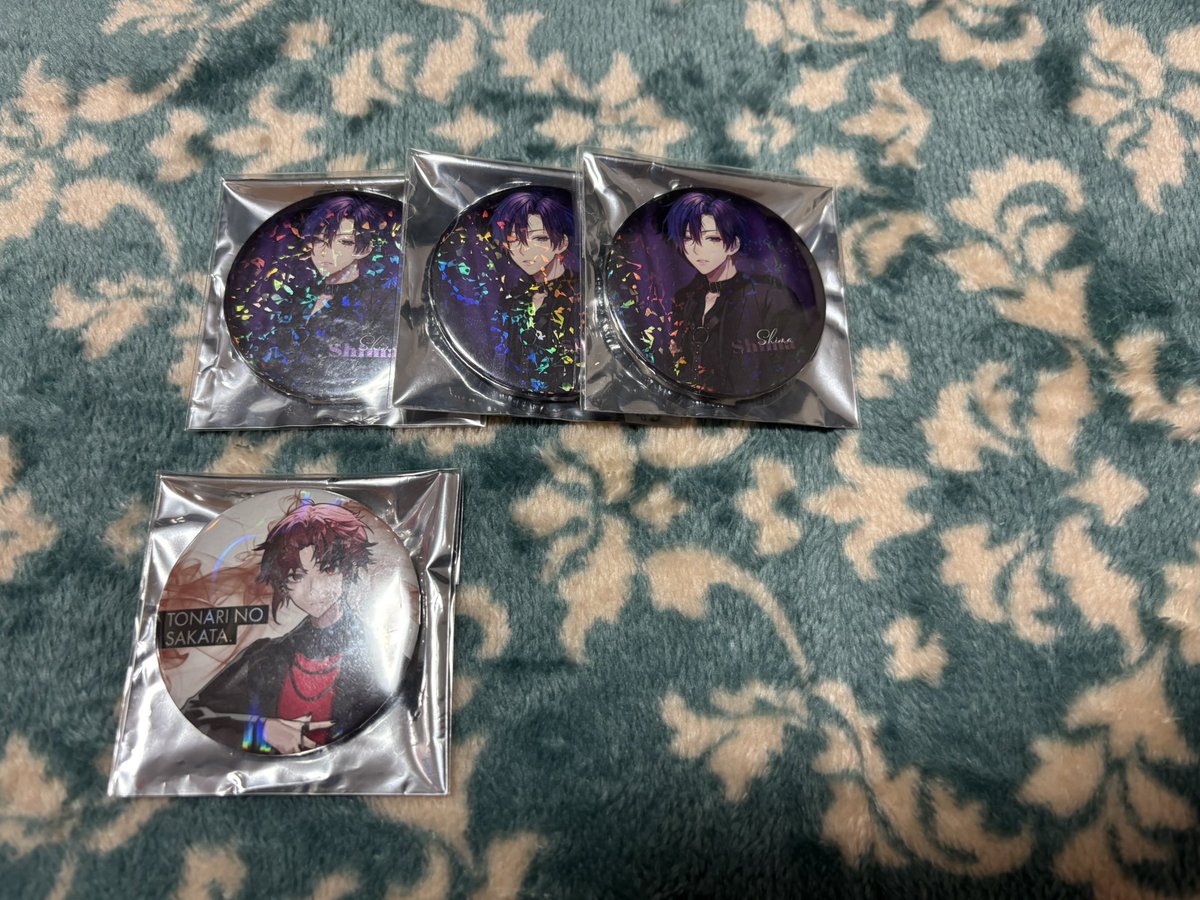 ra_Koukan's tweet photo. @A_Sakura_1015 こんにちは、お世話になっております。
当方、下記画像の缶バッジを所持しております。(出先のためID付きのお写真を提示することが難しいです。ご容赦ください。)
💜truth N1点、❤️truth N1点、⇄💛truth2点もの交換および、❤️truth H1点を定価にて買取いただくことは可能でしょうか？
(↓続きます) https://t.co/yH4TzLQIQb