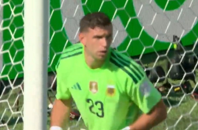 RoyNemer's tweet photo. Emiliano Martínez makes record 11 saves in World Cup final. https://t.co/twEiuNVrXY https://t.co/H3IkVeWSuN