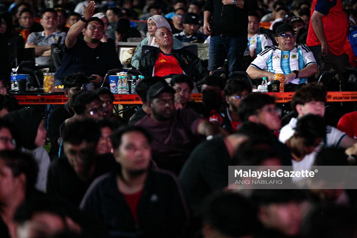 MalaysiaGazette's tweet photo. Menteri Besar Perak, Datuk Seri Saarani Mohamad hadir ke Program Tayangan Skrin Besar Perlawanan Akhir Bola Sepak Piala Dunia FIFA 2026 di Dataran Bandaraya Ipoh, pada Isnin.

Turut hadir Datuk Bandar Ipoh, Zamakhshari Hanipah.

#malaysiagazetteperak #MGPerak #MBPerak #SaaraniMohamad

Foto: Aniq Nabilafiq Anuar