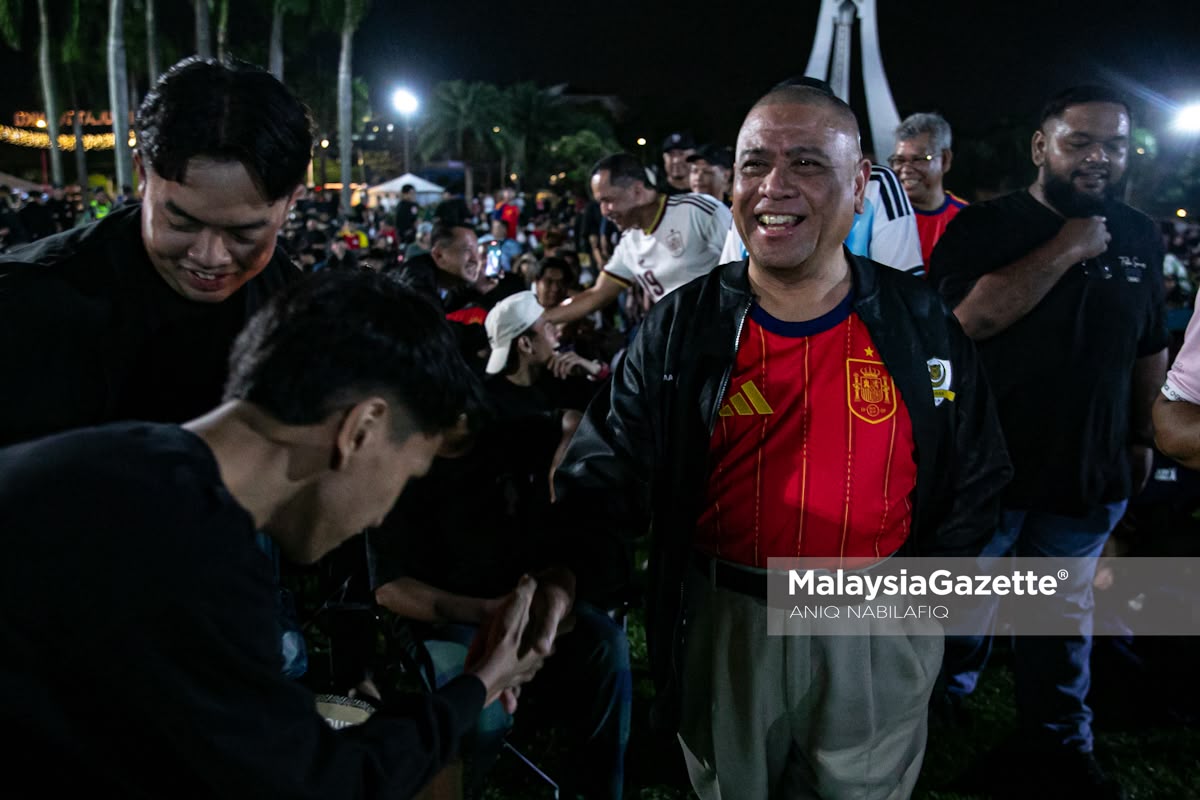 MalaysiaGazette's tweet photo. Menteri Besar Perak, Datuk Seri Saarani Mohamad hadir ke Program Tayangan Skrin Besar Perlawanan Akhir Bola Sepak Piala Dunia FIFA 2026 di Dataran Bandaraya Ipoh, pada Isnin.

Turut hadir Datuk Bandar Ipoh, Zamakhshari Hanipah.

#malaysiagazetteperak #MGPerak #MBPerak #SaaraniMohamad

Foto: Aniq Nabilafiq Anuar