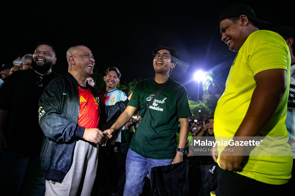 MalaysiaGazette's tweet photo. Menteri Besar Perak, Datuk Seri Saarani Mohamad hadir ke Program Tayangan Skrin Besar Perlawanan Akhir Bola Sepak Piala Dunia FIFA 2026 di Dataran Bandaraya Ipoh, pada Isnin.

Turut hadir Datuk Bandar Ipoh, Zamakhshari Hanipah.

#malaysiagazetteperak #MGPerak #MBPerak #SaaraniMohamad

Foto: Aniq Nabilafiq Anuar