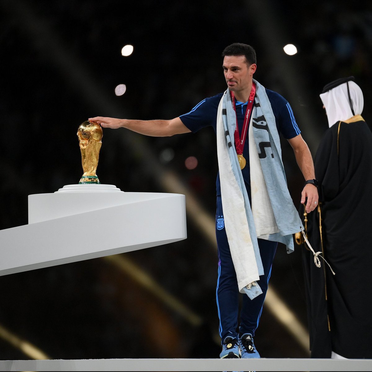 Bustttttt's tweet photo. Duele el como? Puta si duele. 
Dicho esto, no puede irse, es el mejor seleccionador de la historia de este país, y se lo tenemos que demostrar en las calles, agradecimiento eterno, al tipo que nos devolvió la identidad y la esperanza. https://t.co/nKuiT244a6