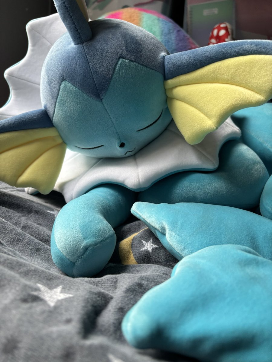 Oozumi_vtuber's tweet photo. I got a sleeping Vaporeon from Walmart. I wasn’t going to get her, but something wanted to make the little kid in me happy. So I got her. Isn’t she so cute <3 https://t.co/S5pMrpxewU