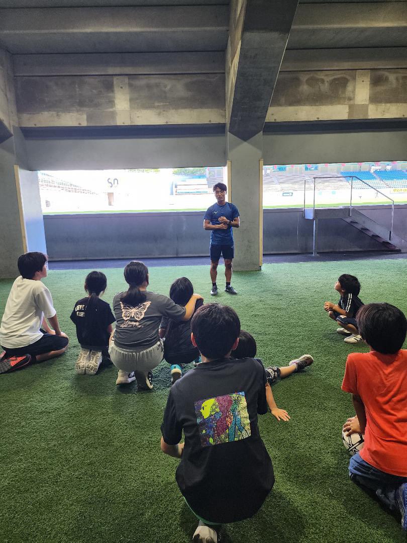 hayatn23's tweet photo. 佐賀県にある洗心寮様の所へ訪問してきました！
今回で2回目です⚽️

短い時間ですが、一緒にサッカーをする時間を僕はとても大切にしています。
同じ境遇で育った僕自身が行くことで、子どもたちが何か感じるものがあると思います。
洗心寮様ありがとうございました⚽️
#児童養護施設訪問 https://t.co/41JqdST7Sz