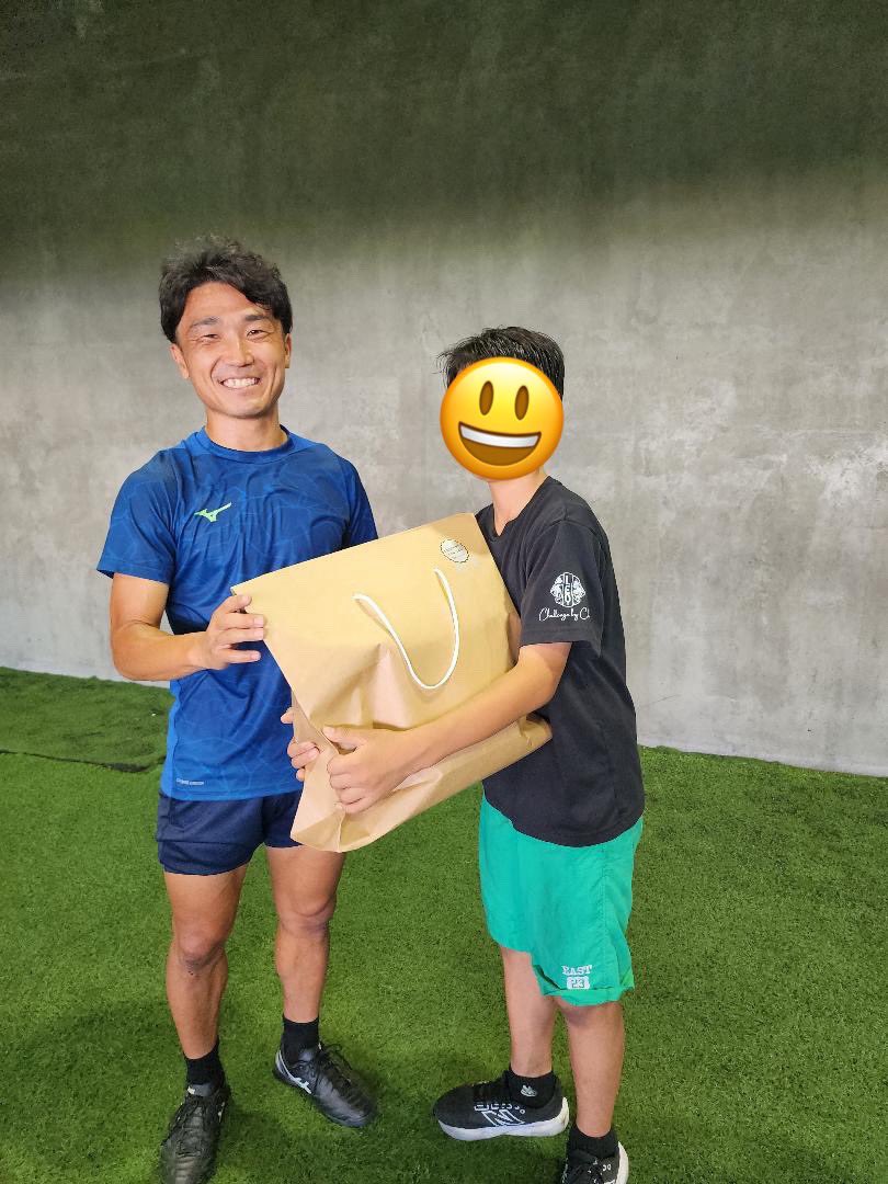 hayatn23's tweet photo. 佐賀県にある洗心寮様の所へ訪問してきました！
今回で2回目です⚽️

短い時間ですが、一緒にサッカーをする時間を僕はとても大切にしています。
同じ境遇で育った僕自身が行くことで、子どもたちが何か感じるものがあると思います。
洗心寮様ありがとうございました⚽️
#児童養護施設訪問 https://t.co/41JqdST7Sz
