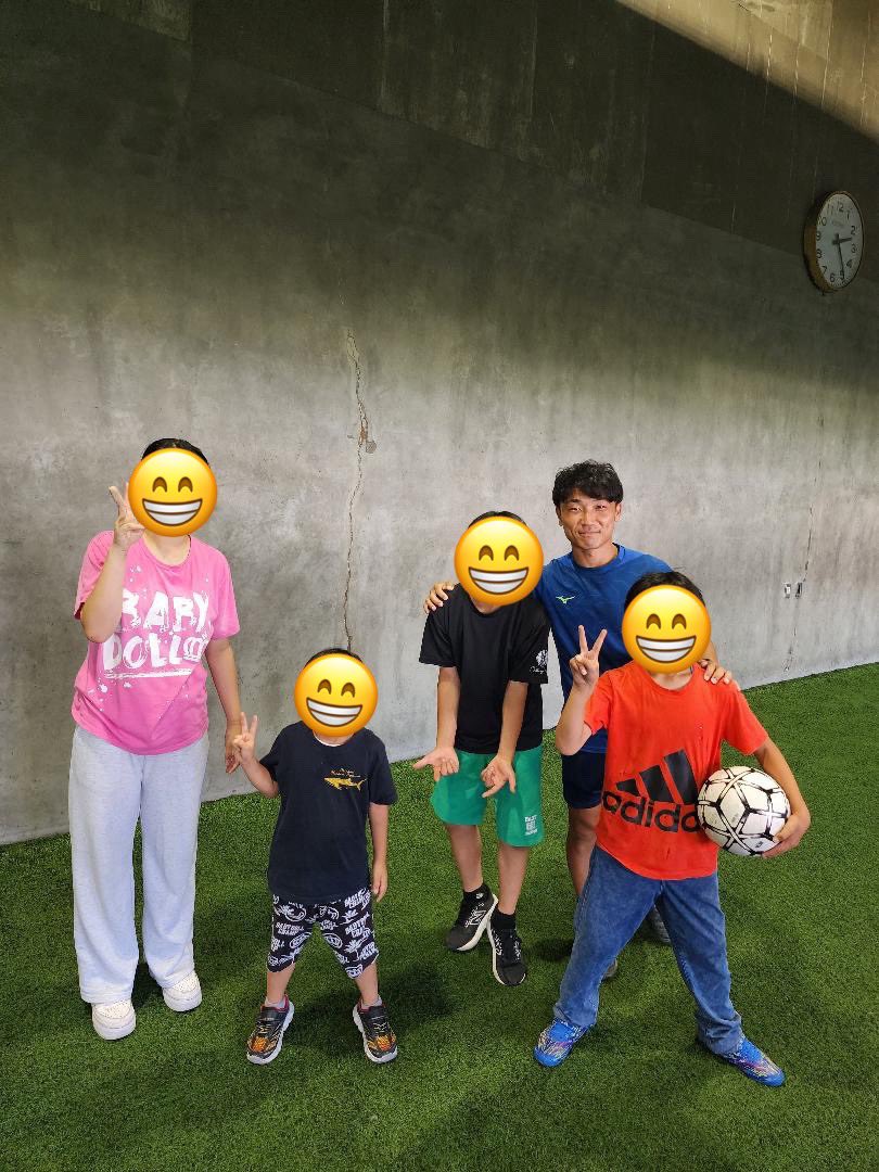 hayatn23's tweet photo. 佐賀県にある洗心寮様の所へ訪問してきました！
今回で2回目です⚽️

短い時間ですが、一緒にサッカーをする時間を僕はとても大切にしています。
同じ境遇で育った僕自身が行くことで、子どもたちが何か感じるものがあると思います。
洗心寮様ありがとうございました⚽️
#児童養護施設訪問 https://t.co/41JqdST7Sz