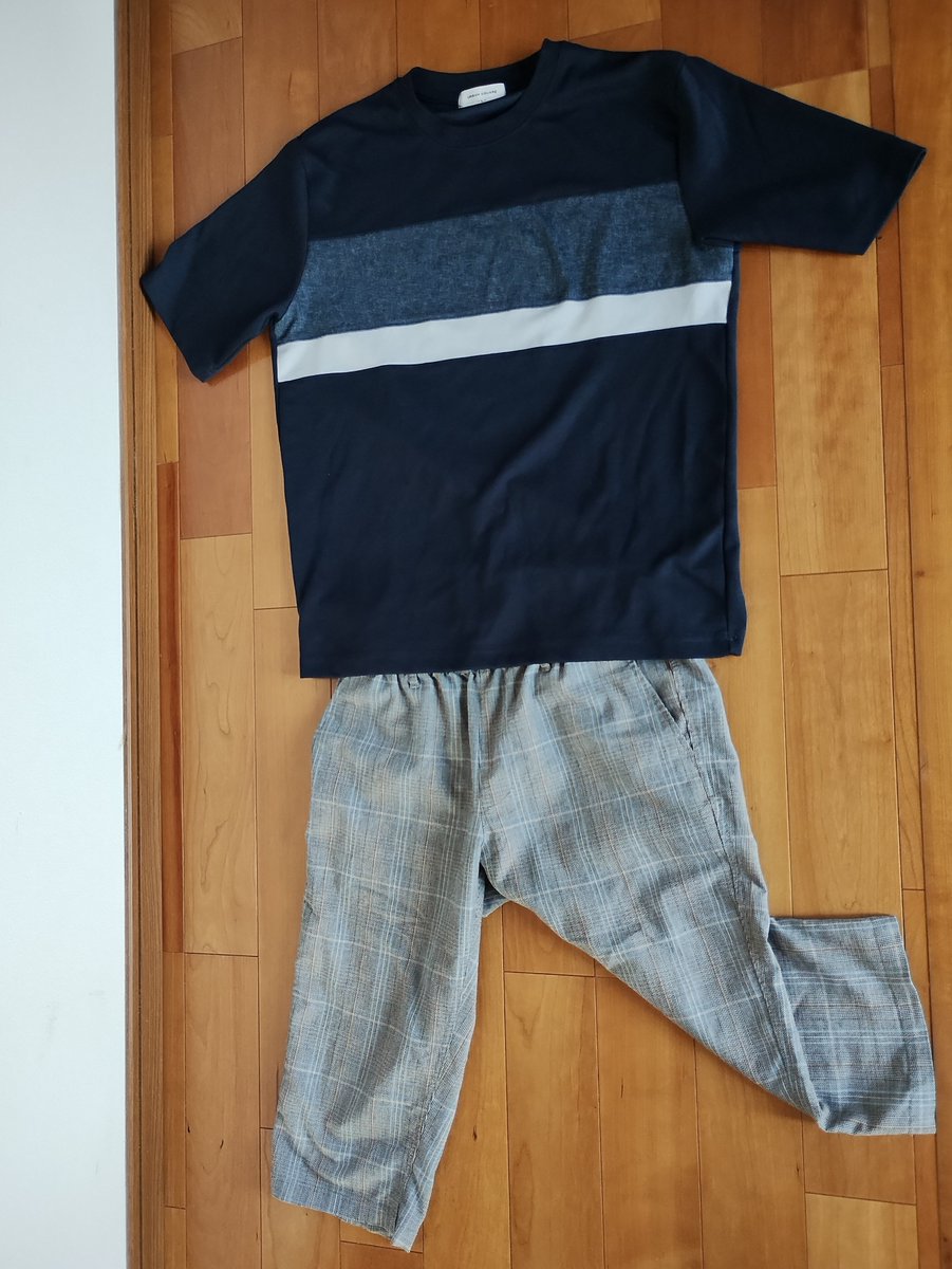 この時期の休日 ワシの格好 Tシャツ ¥2,000 ズボン(七分丈) ¥3,000