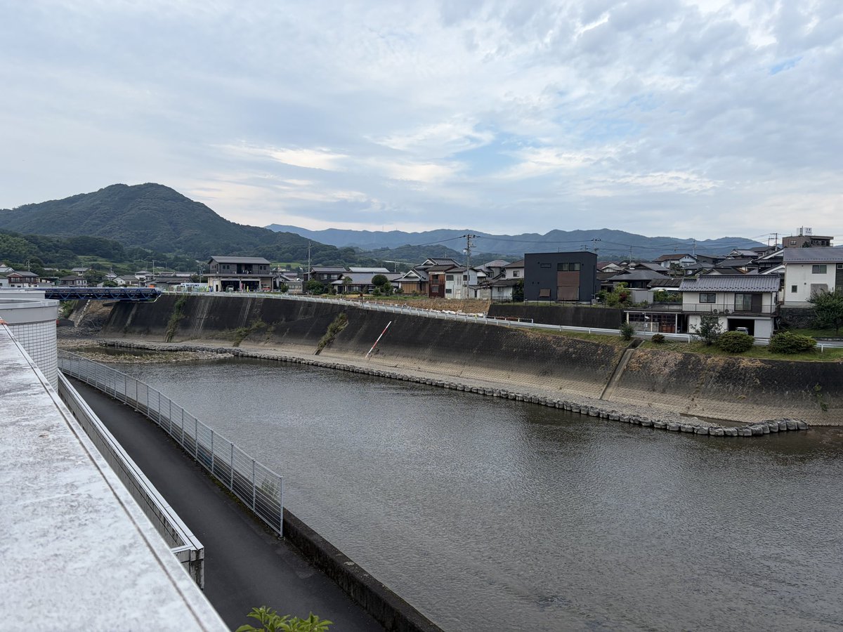 syouko0530's tweet photo. 全国広報広聴研究大会に参加！全国広報コンクールで内閣総理大臣賞をいただき、事例発表にも登壇しました ✨

今大会のテーマは「いのちを守る広報」。正しい情報だけでなく被災者に寄り添うこと、平時からの情報発信や関係づくりの大切さを強く実感しました。

西予市での貴重なつながりと学びを現場で活かしたいです！