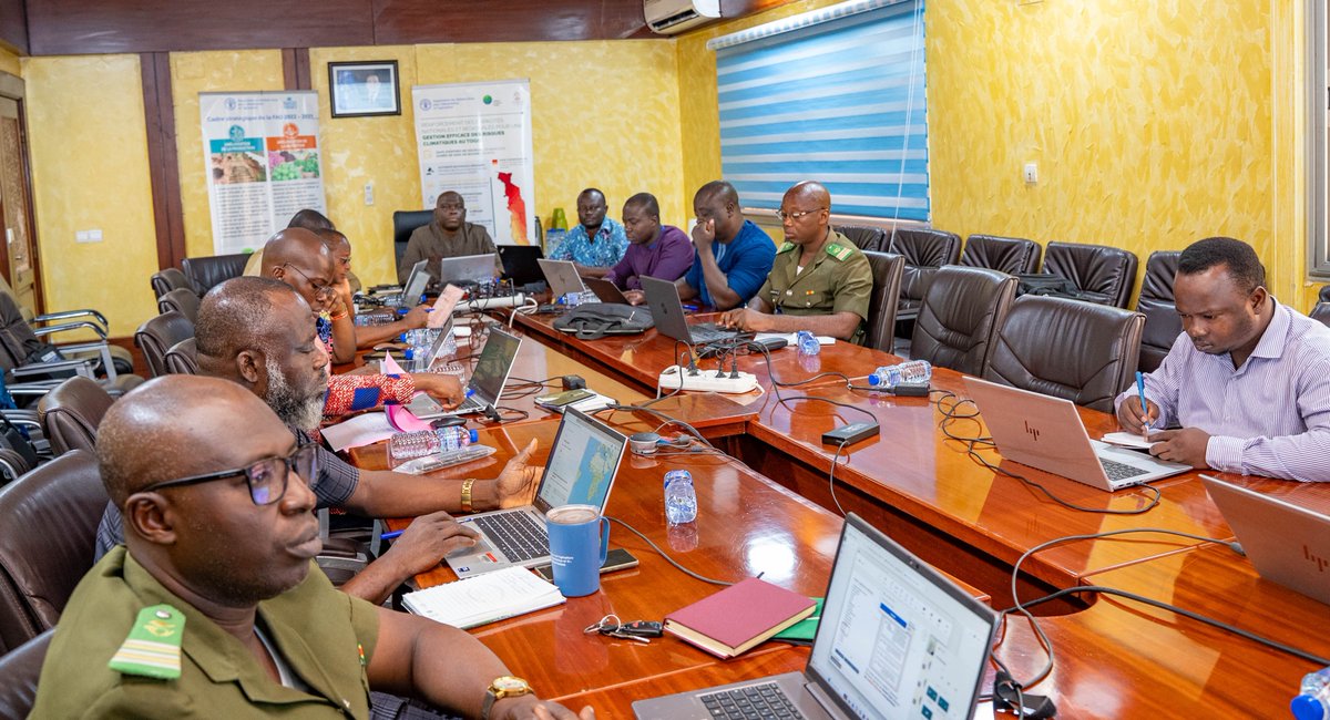 FAOauTogo's tweet photo. 📍#Lomé🇹🇬 0⃣9⃣–1⃣4⃣/0⃣4⃣
@FAOauTogo a renforcé l’action climatique à travers une formation stratégique à l’outil EX–ACT, sous l’initiative #HandInHand.
🎯Objectif : intégrer pleinement l’atténuation climatique dans les investissements agricoles.
#AdaptationClimat #Innovation
1/3 https://t.co/RXkG1WNT5c