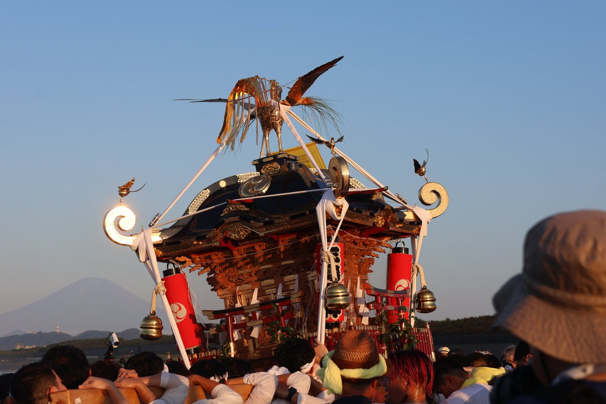 Chigasaki_city's tweet photo. 【お知らせ】本日、7月20日に茅ヶ崎の夏の到来を告げる暁の祭典「浜降祭」が開催されました。

夜明け前から多くの担ぎ手や見物客が茅ヶ崎西浜海岸に集まり、日の出とともに、市内をはじめ寒川町などの神社から約40基の神輿が参集しました。
「どっこい、どっこい」という相州神輿独特の勇ましい掛け声が海岸一帯に響き渡り、会場は早朝から熱気と活気に包まれました。

朝焼けに染まる相模湾を背景に、色鮮やかな神輿が一堂に会する光景は浜降祭ならではの見どころです。
担ぎ手たちの力強い姿や、神輿を囲む人々の笑顔、祭りを見守る多くの観客の姿が重なり合い、茅ヶ崎の夏の始まりを感じさせる一日となりました。

#海の日 #浜降祭 #茅ヶ崎
#神奈川県無形民俗文化財
#かながわのまつり50選