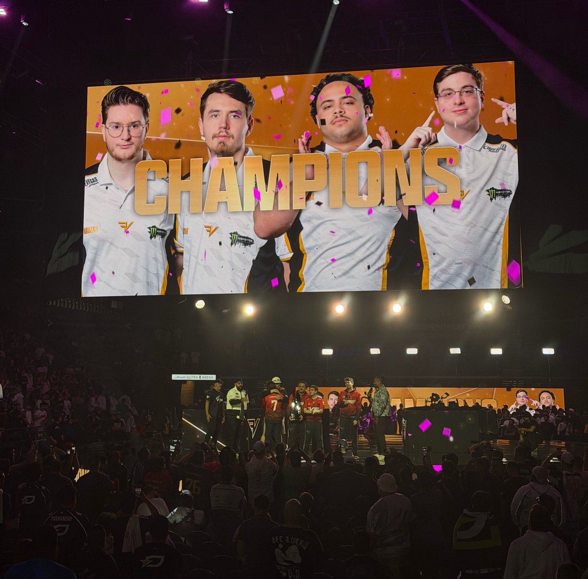 MilesTheRoss's tweet photo. That might be the coldest fucking kill I’ve ever seen. Played the whole arena, 200IQ @abuzaaah.

GGs Faze. Godlike finish.

@SimpXO @04DaDon @Drazah @JamesCrowder. https://t.co/Jhdxy9PJ1Z