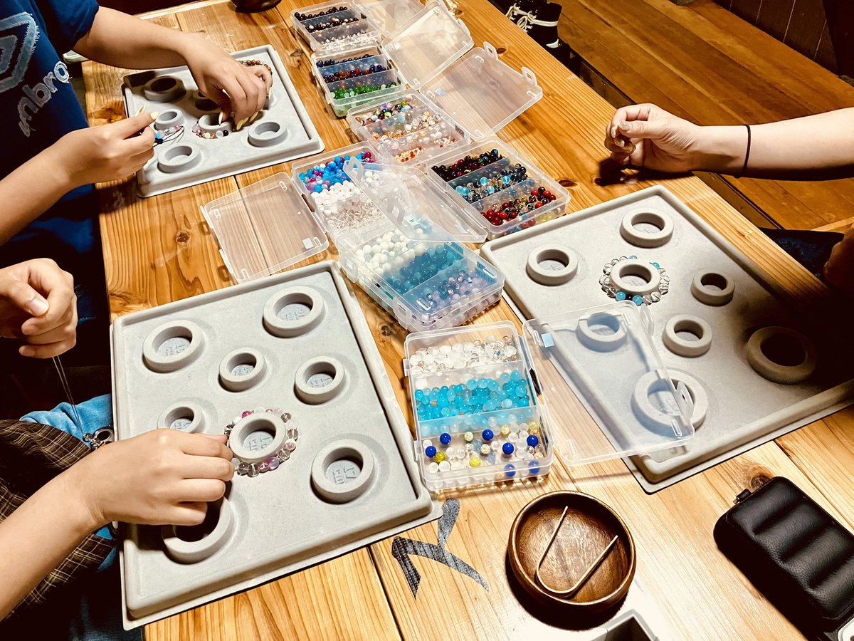 TERA_space76's tweet photo. 昨日の腕輪念珠作り体験の様子です♪

世間は3連休ですね！
暑いので外出の時はお気をつけて🫠

室内で遊べる寺スペースはいかがでしょう？

#京都
#体験
#お線香
#腕輪念珠
#寺スペース https://t.co/0R1FYaHAus