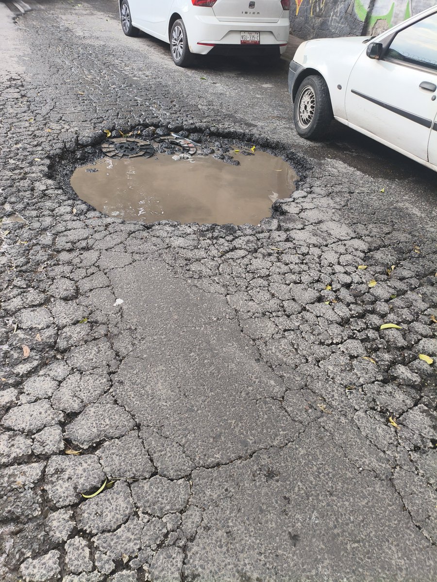 samycs's tweet photo. @AlessandraRdlv Alcaldesa @AlessandraRdlv podria aender nuestra solicitud, mega hoyos, calle inundada y varios autos dañados. Cjón san Antonio Abad col. Tránsito https://t.co/9AL7BUCURG
