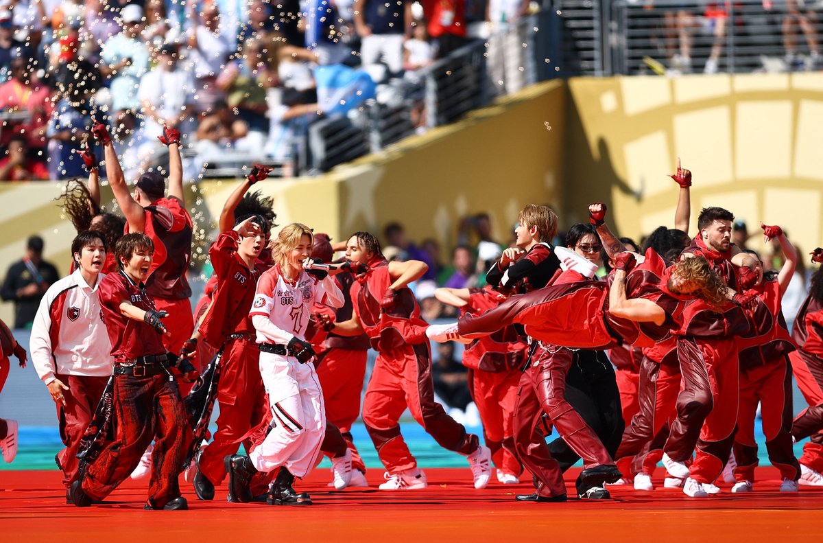 Kpop_Herald's tweet photo. .@bts_bighit lit up MetLife stadium with powerful choreography alongside dozens of dancers, turning the World Cup Final halftime show into a celebration. ⚽️🔥

The seven members waved and gestured to the crowd, soaking in the moment with ease.

#BTS https://t.co/dEQGE5ViLy