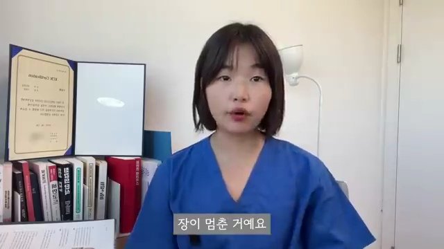 Alexlim1004's tweet photo. 의사가 알리지 말라던
변비 없애는 비밀 비법!!​

1.변비의 진짜 원인은? 

-​🥗 살뺀다고 저지방식이나 차가운 샐러드 위주로만 먹으면 위산과 담즙 분비가 뚝 끊겨! 

-​🛑 소화액이 안 나오니까 장이 움직임을 완전히 멈추게 되는 것이 진짜 원인이야. 

2.왜 하필 '버터'를 먹어야 할까? 

-​🧈 버터 속에 들어있는 **'부티르산'**이라는 성분이 완전 대박이야. 

-​🔋 이 성분이 장 세포의 핵심 연료(에너지)로 작용해서, 멈춰 있던 장이 스스로 다시 꿈틀꿈틀 운동하고 묵은 숙변을 밖으로 팍팍 밀어내 주거든! 

3.아무 버터나 먹으면 독! 진짜 버터 고르기 

-​❌ 첨가물이 잔뜩 섞인 가공 버터(가짜 버터)는 오히려 장에 염증을 만드니 절대 금지! 

-​🔍 성분표에 유크림 100%만 적힌 진짜 버터를 골라야 해. 특히 유당이 제거되고 영양이 꽉 농축된 **'목초 기버터'**를 가장 추천해! 

4.초간단 아침 공복 쾌변 레시피! 

-​🌅 아침에 눈뜨자마자 공복 상태에서 따뜻한 물 200ml + 레몬즙 1티스푼 + 소금 한 꼬집 + 기버터 1스푼을 쉐킷쉐킷 섞어서 마셔봐! 

-​🚀 위·간·장 순환 회로를 순식간에 깨워서 30분 만에 강력한 배변 신호를 만들어 줄 거야. 

혹시 내일 아침 공복 루틴으로 이 '레몬 소금 버터차' 바로 시작해 볼래?