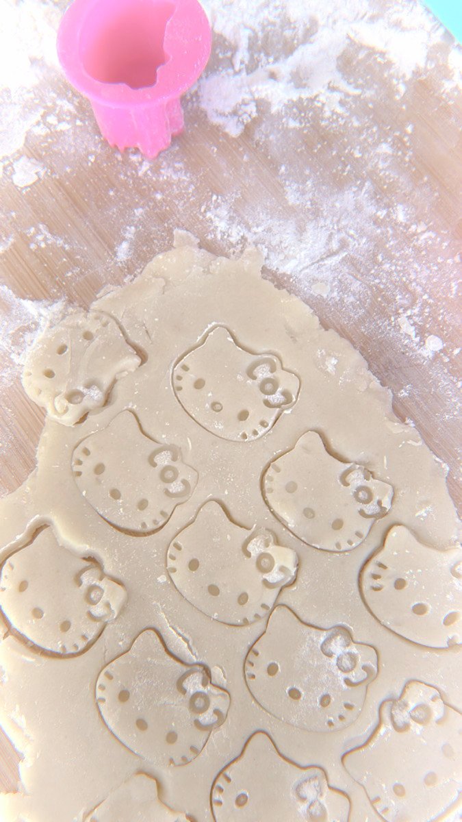 Ev4n_line's tweet photo. ੭✿︎ˊᵕˋ  ㅤ  𝒪  dia foi tão tedioso hoje, não tenho amigos aqui, então fico completamente parada. Decidir fazer alguns biscoitos e bolo para ver se meu tédio sumia de mim. https://t.co/otShbYMsM2