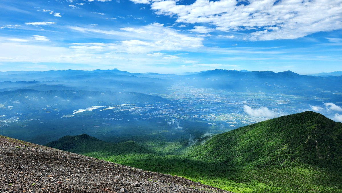 rabbiturtle33's tweet photo. 前掛山から見た外輪山と富士山 https://t.co/9Rp76V1iuo