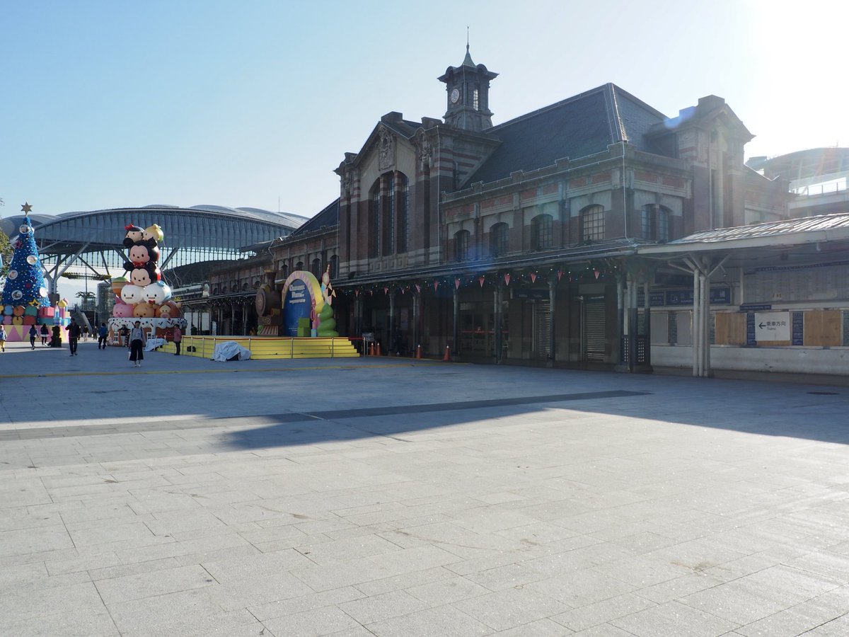 warabimochi28's tweet photo. 昨日、台中駅前では日曜日で人が多い上にイベントが開催中で(ライブ音楽大音量だったな)、旧駅舎の姿をちゃんと認識できなかった😅 3枚目と4枚目は2019年と2023年に撮った。 https://t.co/cgAiV5JTaL