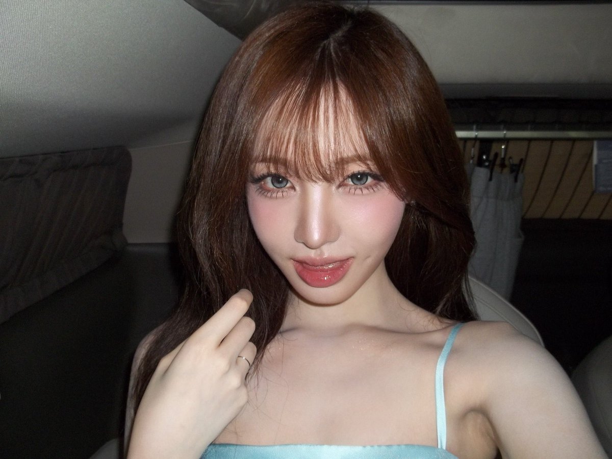 ohmygaeulfriend's tweet photo. Girls, stop with the tongue 😩 https://t.co/JYrrJ50z6B