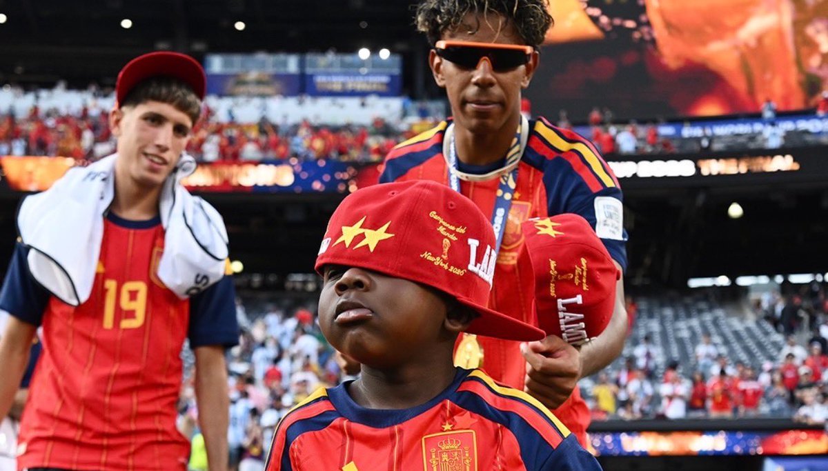 soccernews_euro's tweet photo. 【速報】
ヤマル弟、兄と決別へ
レアル・マドリード加入
（ｿｰｽ:Otafuku)

🗣編集部より
『ヤマルの弟(3)は「兄を超えるには兄と戦わなければならない」と語り、レアル・マドリードの下部組織に入団したことを自身のInstagramで報告。エル・クラシコで兄弟対決が実現する可能性が浮上している』 https://t.co/VcXdR0JWGp