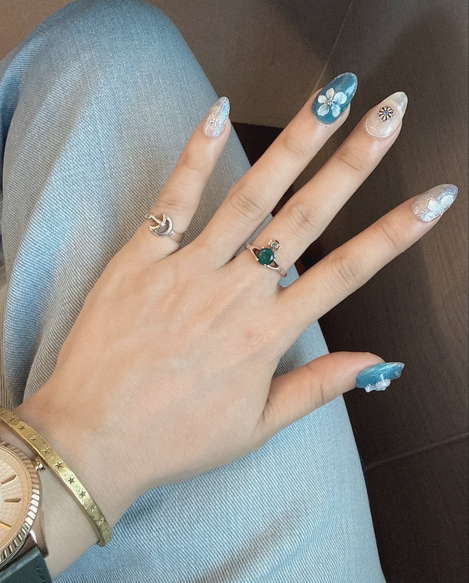 888_MTBC's tweet photo. 気分だけでも涼しくなりたいと思ってブルー×シルバー×ホワイト×ラメの組み合わせ💎
ジェルネイル上手くいってハピね🐝 https://t.co/d52WIcKryH