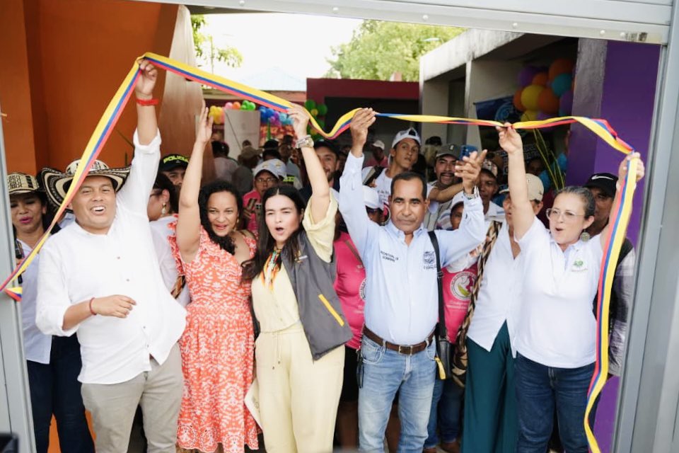 ProsperidadCol's tweet photo. #ConDignidadCumplimos a Córdoba 📍✅  | Terminamos nuestro recorrido por el sur del departamento entregando a las comunidades los Puntos de Abastecimiento Solidario (#PAS) 🌾🤝de Valencia, Tierralta, Montelíbano y Puerto Libertador. 

En los cuatro municipios suscribimos el Pacto de Gobernanza junto con las organizaciones, las alcaldías y @ProsperidadCol, para garantizar la participación comunitaria en la administración, operación y sostenibilidad de estas infraestructuras.

Con una inversión cercana a 💲15 mil millones, estas obras del Gobierno del presidente @petrogustavo fortalecen la economía popular, solidaria y comunitaria e impulsan la soberanía alimentaria, la asociatividad y las economías regionales.

Cumplimos con infraestructura que transforma los territorios y genera oportunidades para las comunidades. 🤝🏼🇨🇴