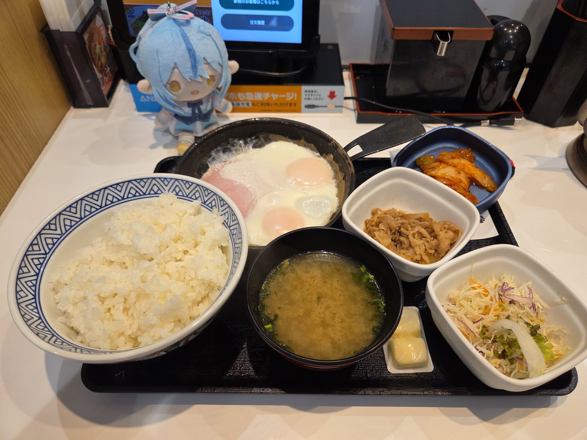sakasan7's tweet photo. おはようございます😊

今日はとある場所へお出かけ～の前に久々の吉野家で朝食。店舗前にドラクエ目的の人がすごい並んでた💦 https://t.co/y29Pm4AJpu