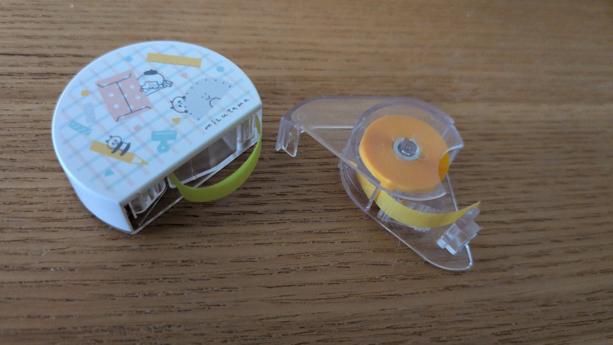 HoraceOvide's tweet photo. @Lucius_Gellius Idem. Les Japonais ont créé le mini surligneur auto-collant qui permet de souligner sans abîmer le livre, et qui se retire comme un post-it. Sans compter les post-it sur lesquels on peut écrire à l'encre. Vive les papeteries nippones ! https://t.co/PsK3WbOS6U