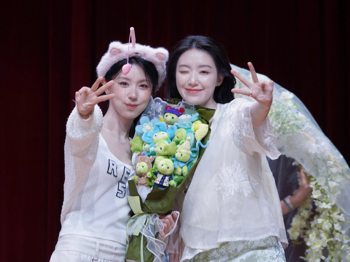 Wendy_qlww's tweet photo. 7.17 TJ with my 🐢💐

#미연 #MIYEON #아이들 #idle 
 #슈화 #SHUHUA #舒華 #叶舒华 https://t.co/USuzNDhtTC