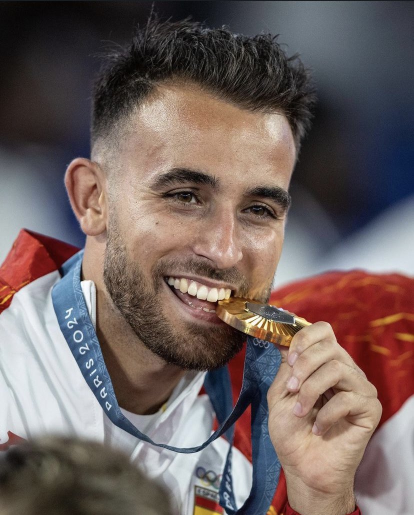 bwokenval24's tweet photo. Medalla olímpica y Campeón del Mundo, que te sigan llorando mi amor ❤️‍🩹 https://t.co/OJYzKDLMv6