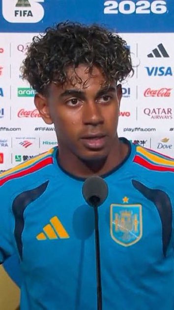 Sham3p8p's tweet photo. ラミン・ヤマル、スペインがアルゼンチンに勝利しFIFAワールドカップで優勝した後のリオネル・メッシについて。

🗣️ ラミン・ヤマル：「今夜、私はスペインのためにワールドカップを掲げましたが、いつか子供たちに語り継ぐような体験もしました。私を赤ん坊の頃に抱っこしてくれた男が、ピッチの向こう側に立って、同じ夢のために戦っていました。サッカーは、物語を美しく完結させる素晴らしい方法を持っています。」

「試合終了の笛が鳴った後、メッシを見たとき、私はただの対戦相手を見るだけではありませんでした。メッシは、私を含めた何百万もの子供たちに、サッカーが芸術になり得ると信じさせてくれた選手でした。私は何度も彼のビデオを見て、他の誰もできないようなプレーを真似しようとしました。」

「この敗北は彼を傷つけるでしょう。あんなに情熱的にプレーし、何度も国を背負い、ワールドカップの決勝で負けたら、痛みを感じないはずがありません。敗北の中でも、彼はボールを求め続け、チャンスを生み出し、信じることをやめませんでした。それがチャンピオンのすることです。」

「人々はスペインがこのワールドカップを勝ち取ったと語るでしょうし、それは当然です。でも、彼らはまた、ほとんどのレジェンドがすでに引退するような年齢で、メッシがまだボールに触れるたびに世界最高のディフェンダーたちをパニックに陥れていたことを覚えています。それは驚くべきことです。」

「メッシが私をお風呂に入れてくれた写真は、サッカーの最も象徴的な画像の一つになりました。今日、私たちはまた一緒に写真を撮りましたが、今度は直接感謝を伝えることができました。彼のような選手がいなければ、私のような子供たちはこんな大きな夢を見る勇気を持てなかったでしょう。」

「いつか別の世代が私たちの世代に取って代わるでしょう。それがサッカーです。でも、二度と別のリオネル・メッシは現れません。記録は破られ、トロフィーは勝ち取れますが、世代全体をこのゲームに恋させるというのは、歴史上ごく少数の人々だけが成し遂げられることです。」

「今夜はスペインのものです。明日からは議論が続くでしょう。でも、リオネル・メッシへの私の敬意は決して変わりません。彼はこの決勝に勝つ必要はありませんでした。私にとって、彼はサッカーがこれまでに見た最も偉大な選手の一人であり、彼とピッチを共有したことは、一生の誇りです。」