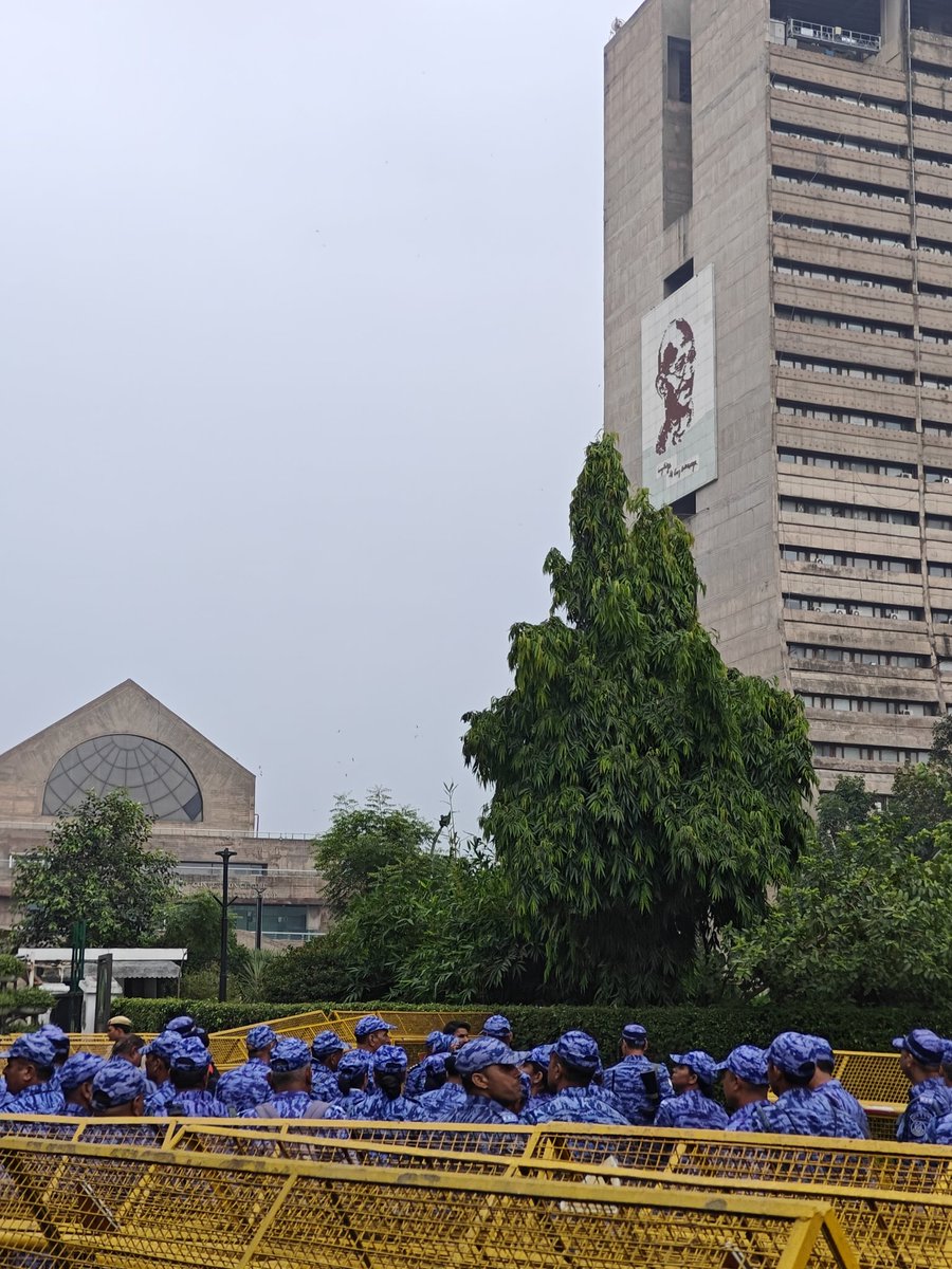 parthpunter's tweet photo. The forces get ready with their riot gear outside Jantar Mantar.

Ironically, Gandhi looks on right above them. https://t.co/1OzMmLNFmE