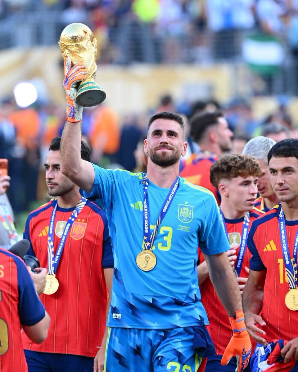 BandeInfo1's tweet photo. Séance photo souvenirs : les Espagnols, champions du monde 2026, posent avec le trophée après leur victoire 1-0 contre l’Argentine.
@BandeInfo1 
#Mondial_2026 https://t.co/tlrQYsJKay