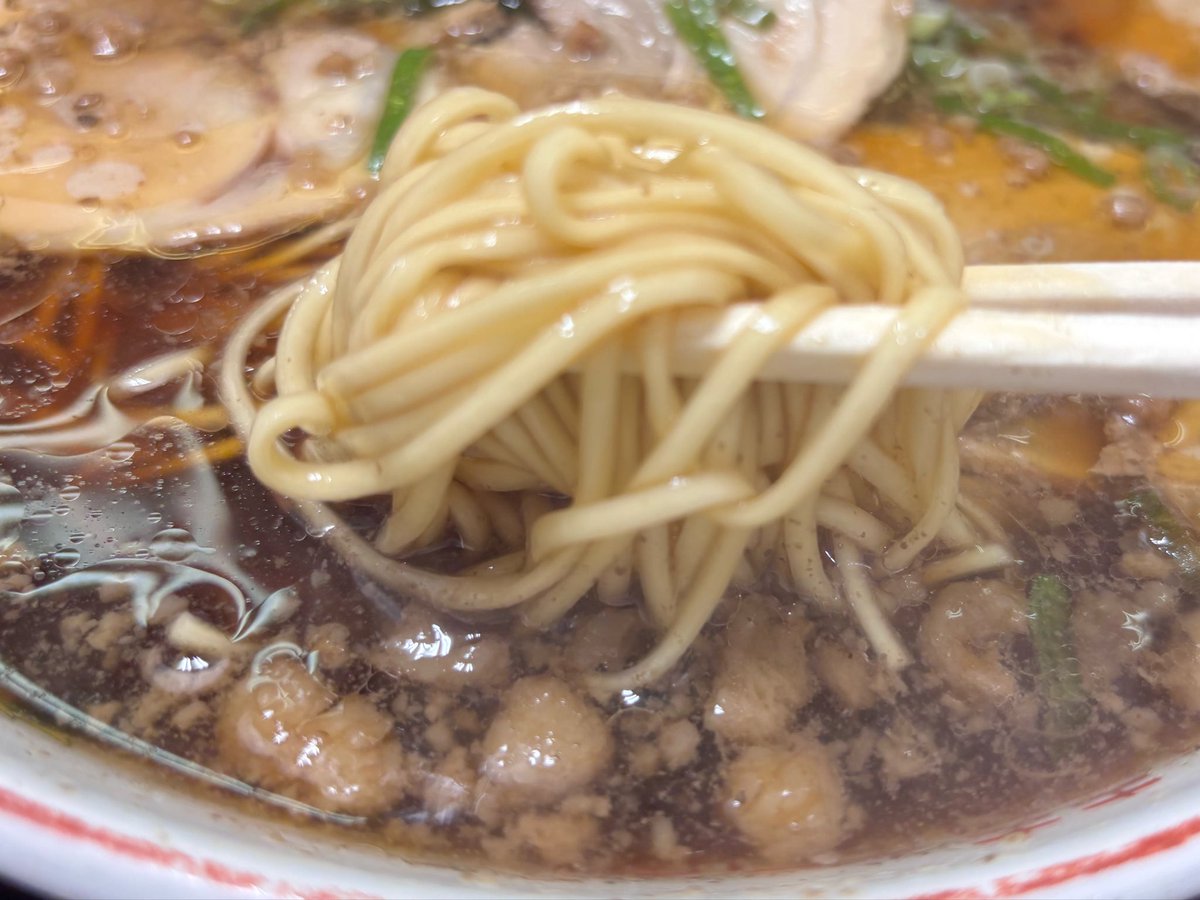 hiroshimajiro's tweet photo. 福山駅前の人気店・一丁へ🍜
2時前着したら、まさかの並びゼロ！
チャーシューめん大盛りで1050円は安い👌

美味い美味い尾道ラーメン。ライス頼めば良かった😋 https://t.co/eOPq3Ux7Mq