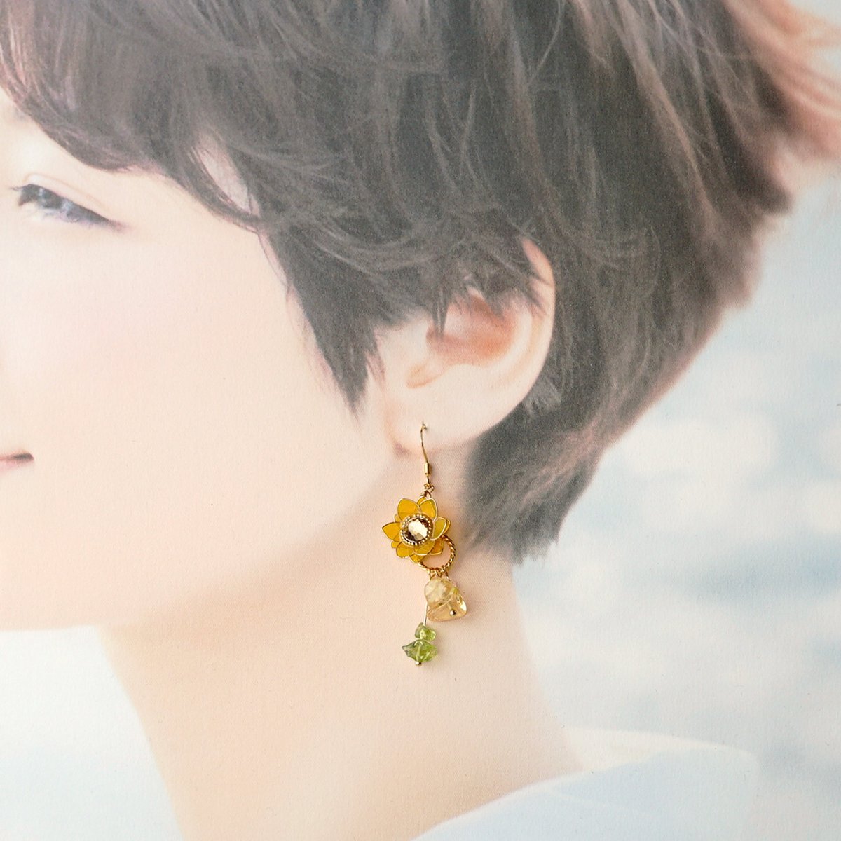 hm_yuki_ya's tweet photo. 透明感たっぷりだから、お祭りや浴衣、白いサマードレスに合わせたら絶対可愛い…！
お出かけのお供に🌻

#ひまわり　
#サマーコーデ

https://t.co/5uMMyH99F7 @Creema_jp より https://t.co/xKeNmeUGtX