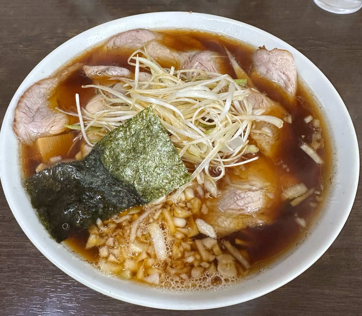 MKmen6's tweet photo. 三番亭
🍜ネギチャーシューメン　特盛り
　　玉ネギ増し🧅　餃子6個🥟

先日奥さんとの麺活してきました😊
地元で愛すべき一杯🍜といえばこちら💁
美味しいんです🤤
八王子ラーメンといえば八王子ではないですが三番亭さんが1番です（個人的にです）
今回食べていたら麺カタメにできるというのを他のお客様のオーダーで知ったので次回がもう楽しみです✨✨

ご馳走様でした🍜