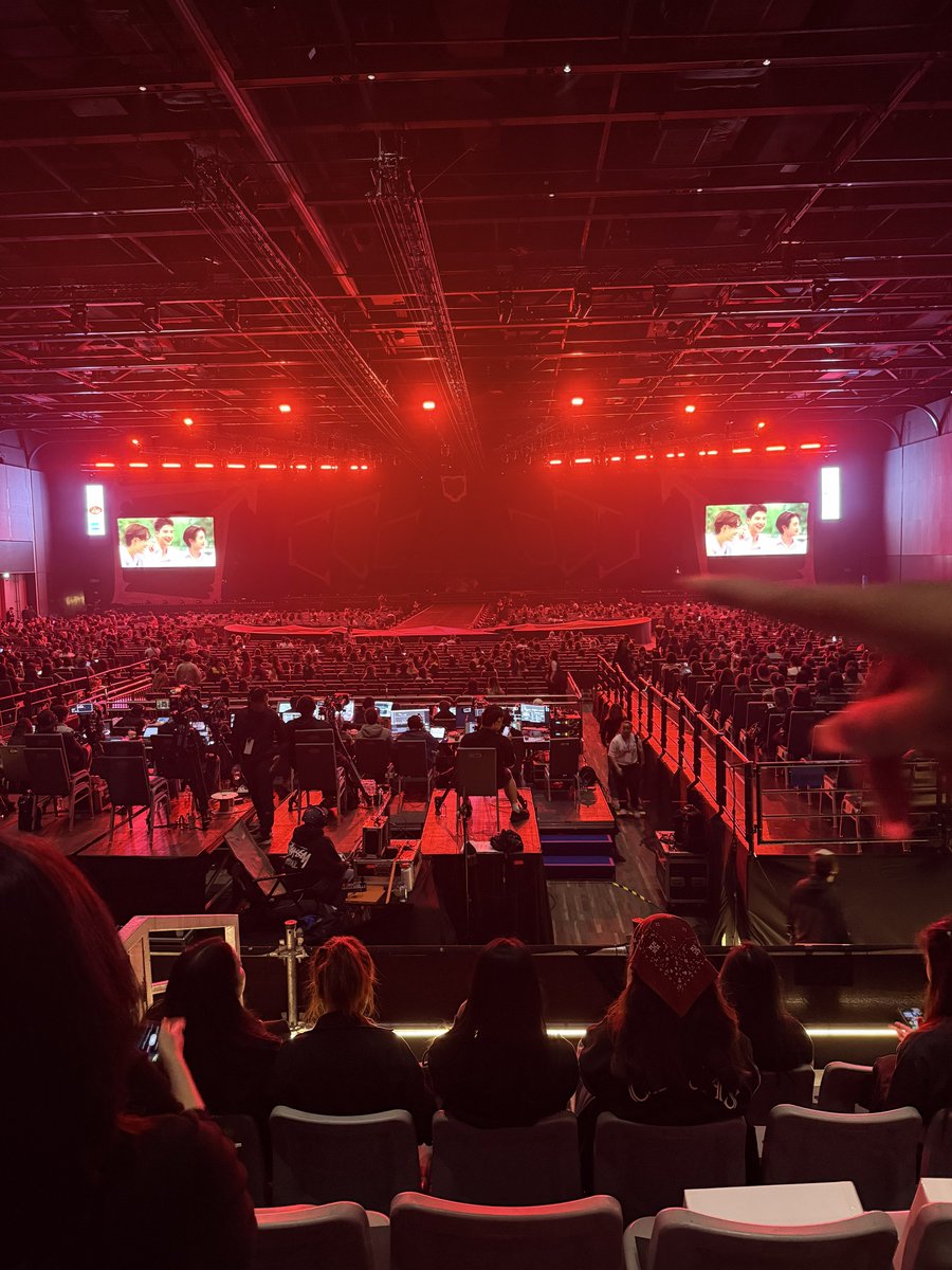 bow_foxz's tweet photo. บัตรดอย 2000 ให้อะไรในครั้งนี้ 

มุมที่นั่ง                             กับคลิปที่ได้ 

บอกเลยคำเดียวว่าโคตรจะคุ้มโคตรจะดี 
#perthsantaconcert
#santapp https://t.co/Y5NQhgM7mz
