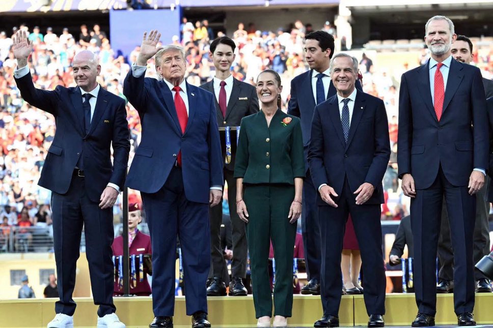 bethcastilloo's tweet photo. No pues sí se ven muy rotas las relaciones entre México, Estados Unidos y Canadá, eh. Rotísimas. 😂

#ClaudiaEsMundial https://t.co/WQOqI6UWGZ