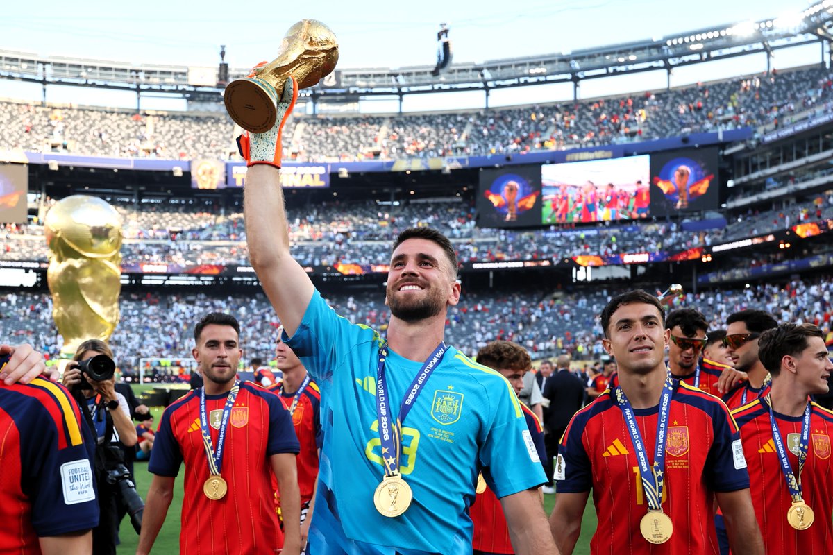 fifaworldcup_es's tweet photo. Ella y ellos 🏆🤩

#CopaMundialFIFA https://t.co/iYsq2OixQS