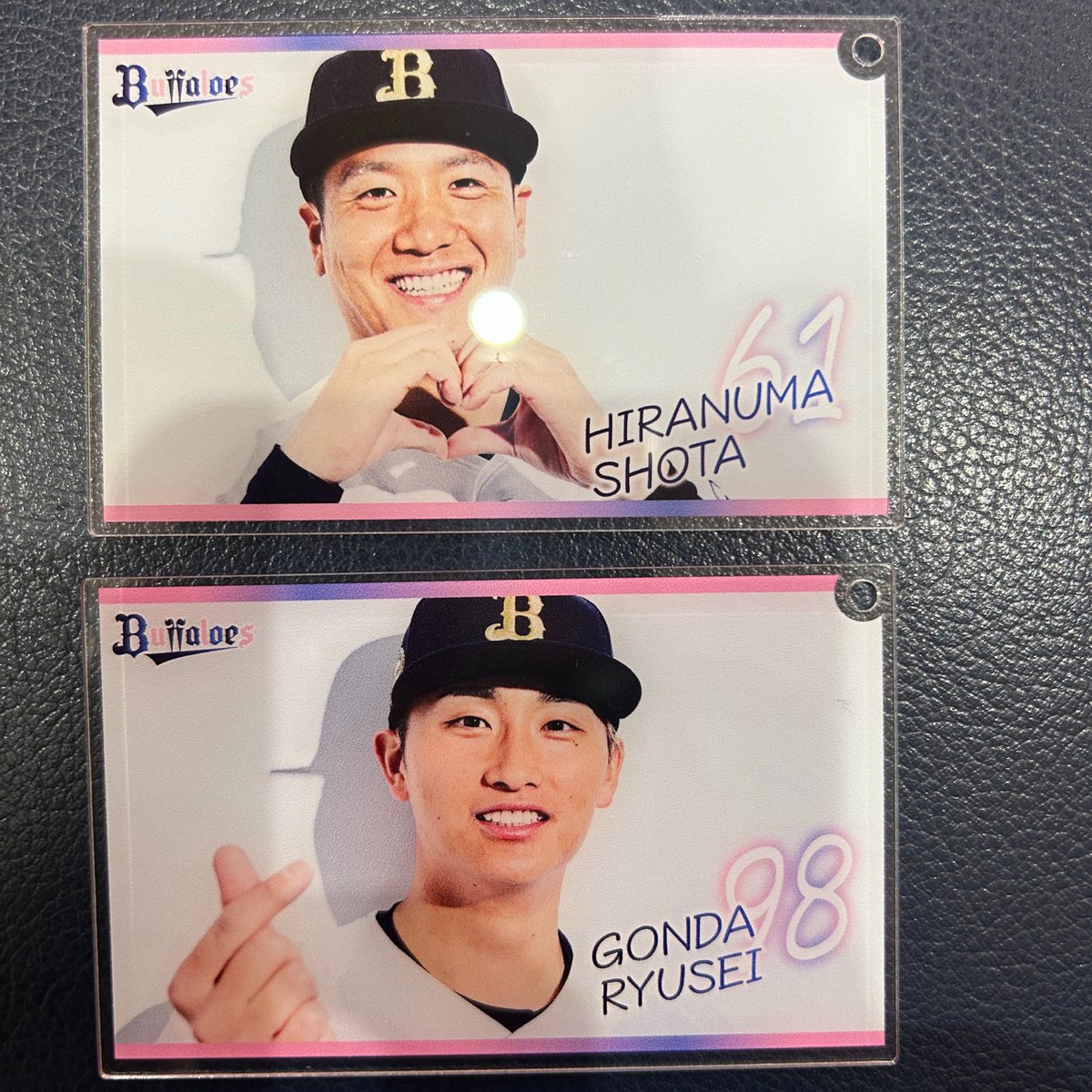ox11_38_67's tweet photo. オリックス　交換　コロチャレ

譲　61  98

求　38 67or定価買取

本日京セラ現地 https://t.co/ocZ3bY0wSU