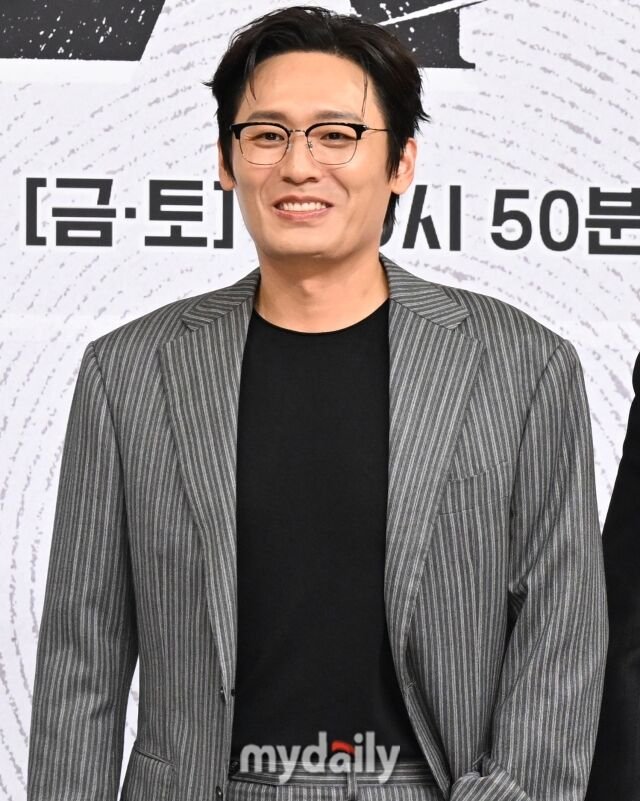 NuneoLove1's tweet photo. "According to an exclusive report by MyDaily on July 20, actor Choi Dae-hoon has confirmed his appearance in the upcoming drama Buy King (바이킹). 

Choi Dae-hoon will play Michael, a chief secretary who is a former bodyguard. Michael serves as the secretary to the chairman of BK Holdings and is the trusted man who stays by Han Ji-yeol (played by Lee Junho). One of his distinctive features in the drama is that he wears horn-rimmed glasses.

Buy King centers on a hidden family war within a powerful Korean chaebol (conglomerate) family. The story explores the complicated relationships among South Korea's wealthiest family, their fierce succession battle, and the fight among family members to claim the throne of a business empire worth tens of billions of won. Ju Ji-hoon, Lee Junho, and Choi Dae-hoon are among the lead cast...."

#이준호 #LEEJUNHO
#최대훈 #BuyKing