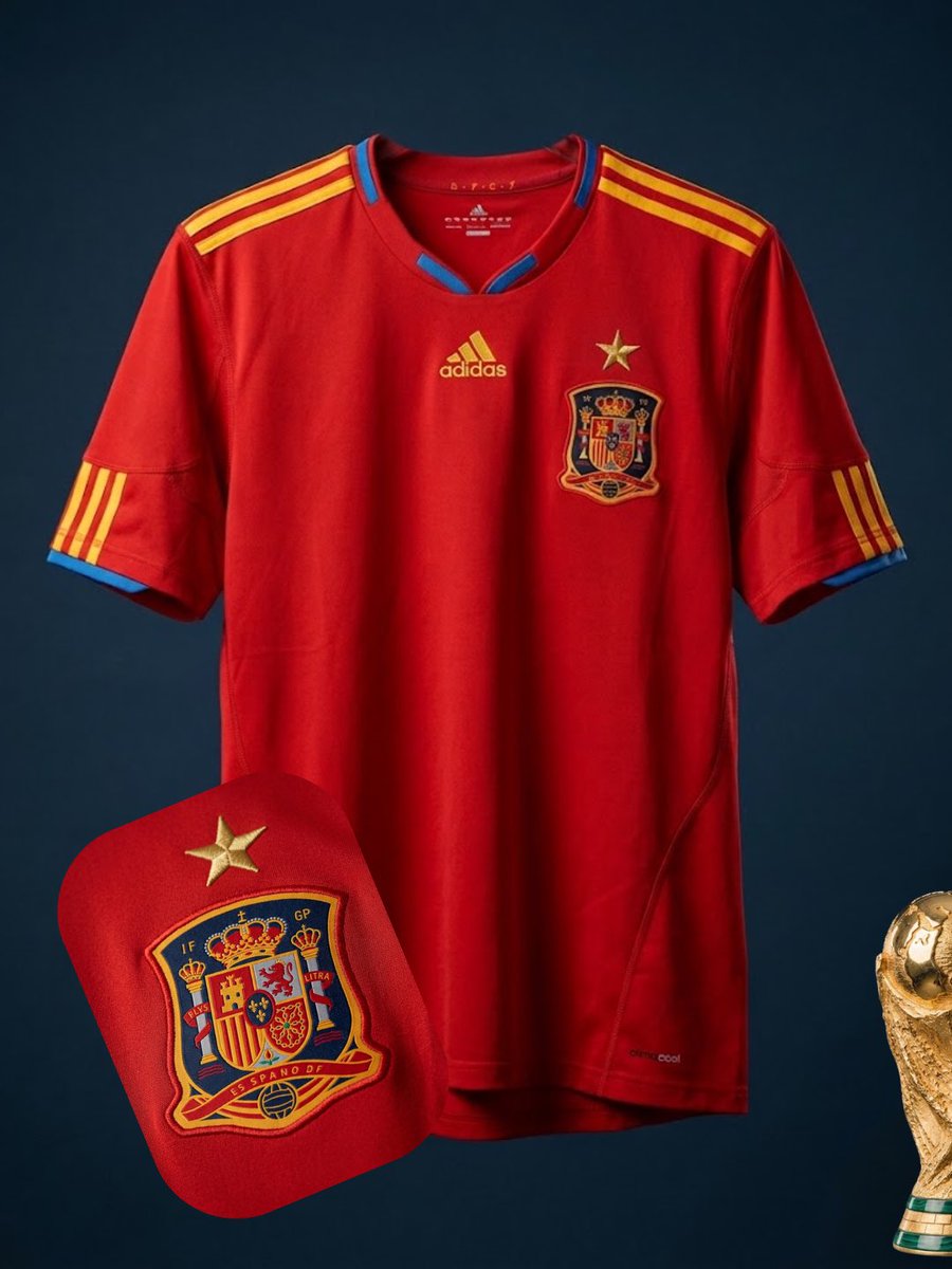 aura_de_barrio's tweet photo. 🏆 España, dos finales, una forma de ganar.

Hay algo que une al España del 2010 con el de hoy, y no es solo la copa: es la manera. Dos finales mundiales decididas en el alargue, ambas por la mínima, ambas con un único gol que pesó como una tonelada. Una en Johannesburgo con Iniesta. La otra, aquí y ahora, con la misma frialdad de siempre.

El camino hasta cada final tuvo sus propios laberintos, sus noches complicadas, sus partidos que se escapaban y volvían. Discutir cuál fue más difícil es casi un juego sin respuesta, porque los dos exigieron hasta el límite. Lo que queda claro es que España encontró una forma de ganar que parece parte de su ADN: no siempre vistoso, no siempre cómodo, pero definitivo.

Un 1-0 en el alargue. Dos veces. Campeones del mundo. Dos veces.

#FootballCulture #AuraStudio #España #FIFAWorldCup #LaRoja