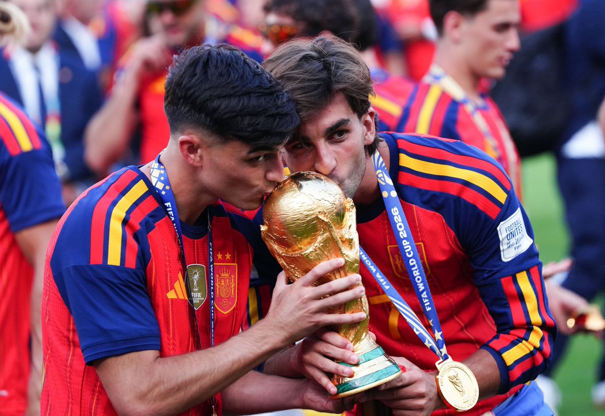 HQpcrt's tweet photo. Pedri &amp; Ferrán Torres #FIFAWorldCup https://t.co/WY9xd2PmxG