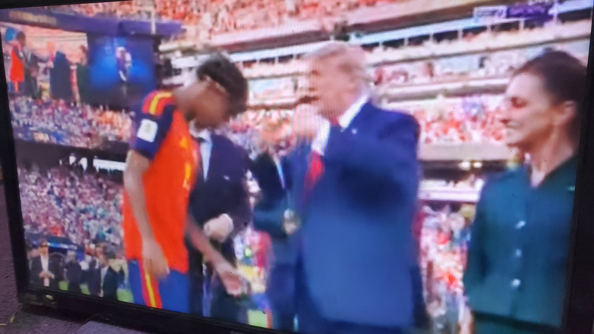 Z0___1's tweet photo. اكثر شي مســ.ـتفز في الاحتفال بالنهاية لكأس العالم https://t.co/YVMpZebrVA