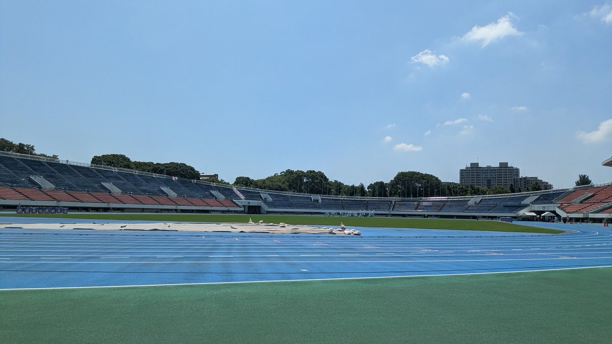 runningucchi's tweet photo. 12月にケガを悪化させたきっかけとなったトラックでの復活レース。１年前のこのタイミングでもここで走った。今日はケガなく走りきりたい。フルマラソン自己ベスト後に順調に練習を積んでいた去年の自分vsケガ明け後頑張ってきた自分の勝負🔥戻ってこられて良かった。

#スペインおめでとう https://t.co/bJxeAQgyeq
